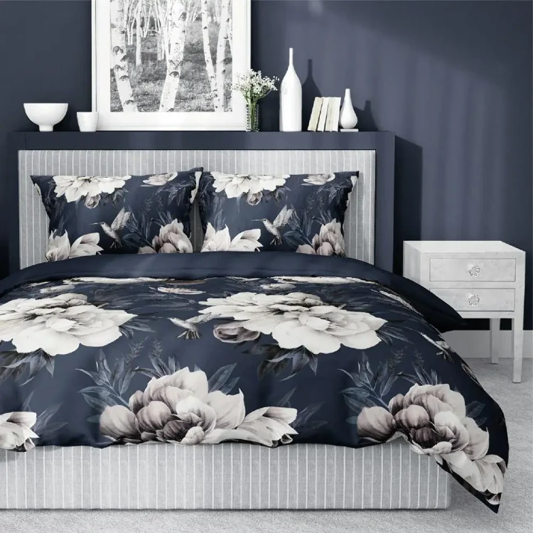 big_posciel-satynowa-160x200-granatowa-kwiaty-4202-b-home-satin-08.webp